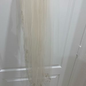 Finger tip scalloped beaded pearl ivory veil NEW David’s bridal